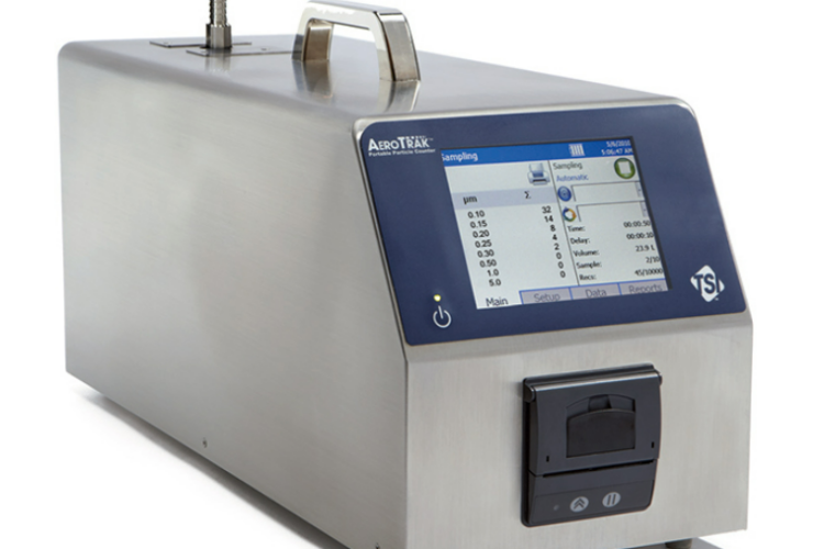 AeroTrak™9110 定格流量：28.30L/min(1CF/min) 粒径区分：0.1/0.15/0.2/0.25/0.3/0.5/1/5µmを同時測定 半導体前工程等で求められる超清浄区域の清浄度測定・清浄度監視に最適。 日本語タッチパネルと軽量ボディ、内臓リチウムイオンバッテリーにより誰でもどこでも測定可能です。 ISO14644Class1からClass5相当のスーパークリーン区域の測定に適します。